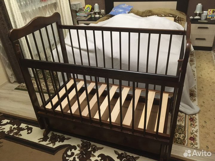 Детская кроватка с маятником и ящиком