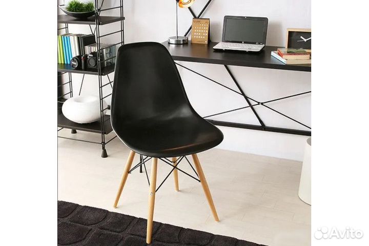 Стул чёрный для офиса в стиле eames