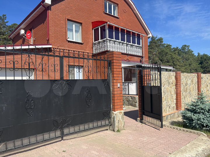 Коттедж 253 м² на участке 12 сот.