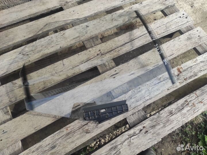 Стекло заднее правое Audi 100 (C3 44)