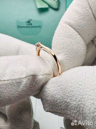 Золотое кольцо с бриллиантом