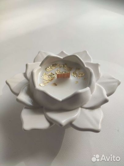 Свеча в лотосе