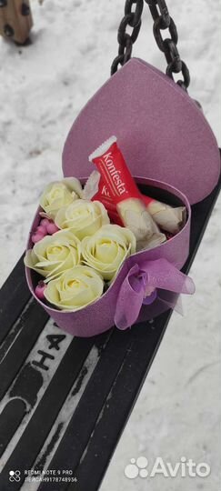 Подарок в сердце конфеты и цветы