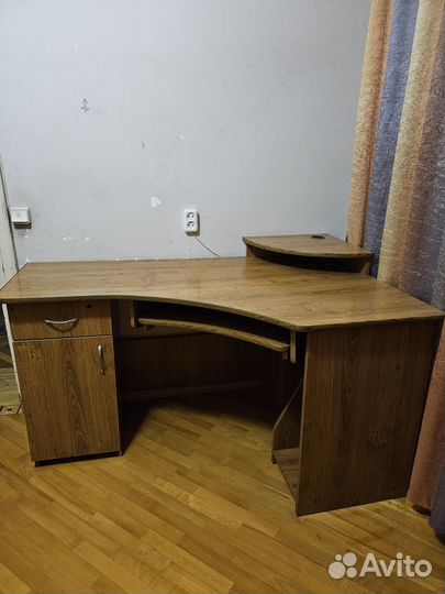 Шкаф стенка, компьютерный стол, карниз, люстра