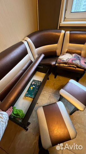 Отдам стол и мягкий уголок