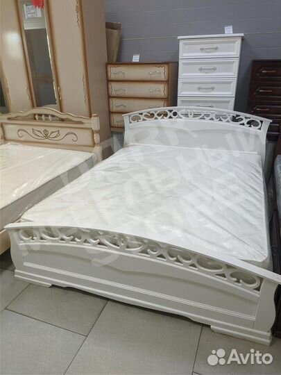 Кровать массив