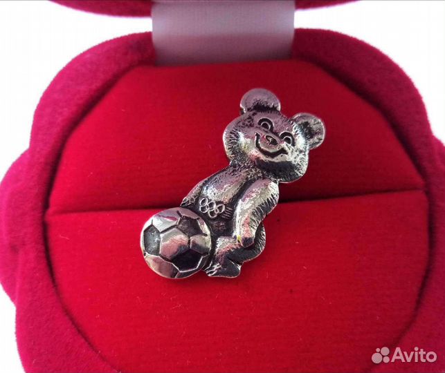 Знак, значок серебро 925 Олимпийский мишка. Футбол
