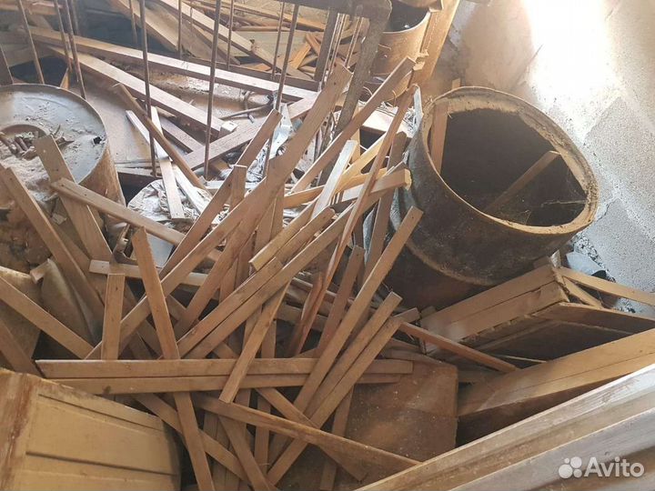 Деревянные двери, рамы, доски