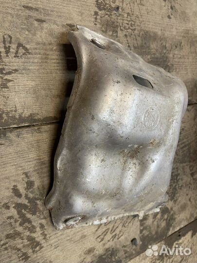 Кожух / защита выпускного коллектора Lexus NX 200t