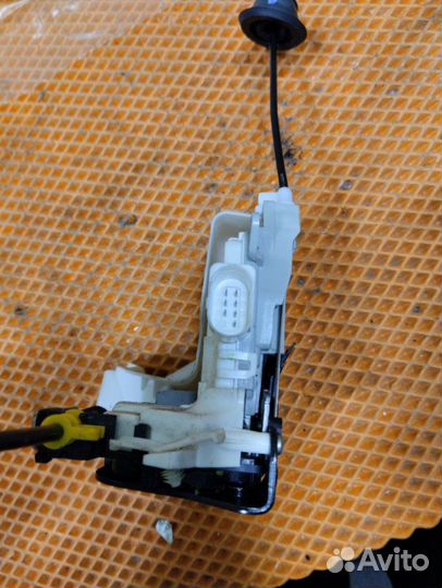 Замок двери Audi Q7 4L BHK 2009