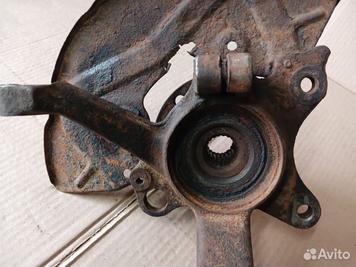 Поворотный кулак передний правый Chery Amulet