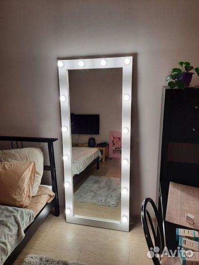 Гримерное зеркало с лампочками