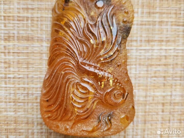 Рыба резьба на янтаре