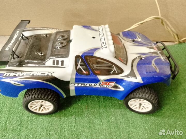 На радиоуправлении машинка