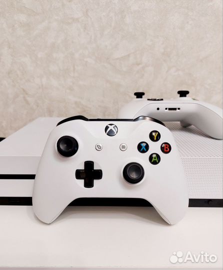 Xbox One S+2 оригинальных джостика+450 игр