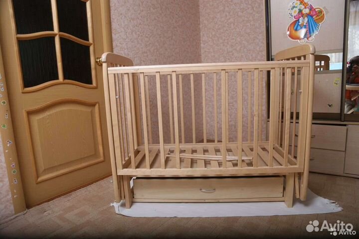 Детская кроватка с маятником