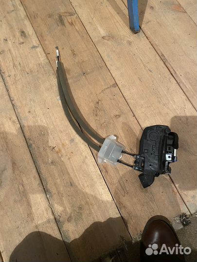 Замок двери передней левой Nissan Teana J32