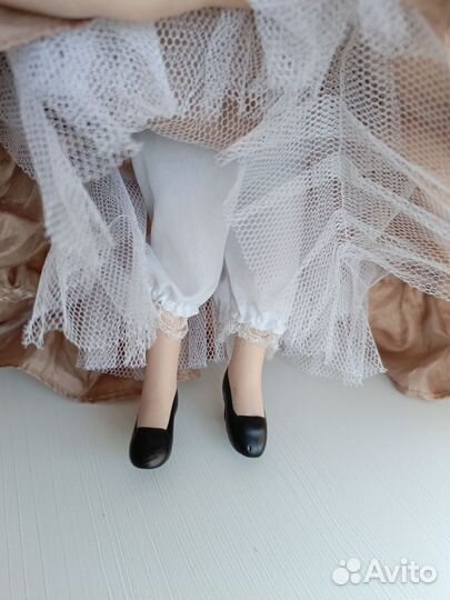 Коллекционная фарфоровая кукла