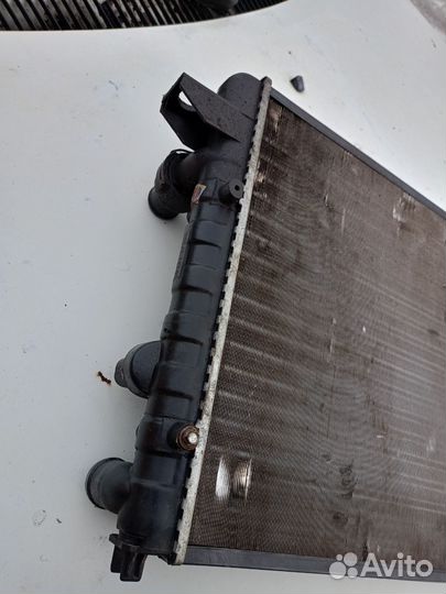 Радиатор охлаждения на Ford Focus 2 1,6