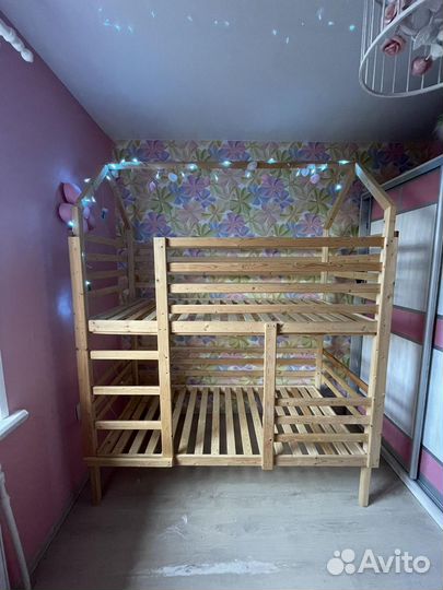 Продается кровать двухярусная домик