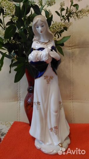 Статуэтка Фарфор. Дама с собачкой