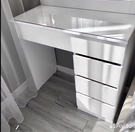 Гримёрный столик визажиста с гримёрным зеркалом