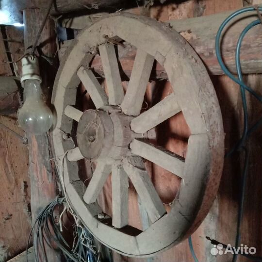 Старинные колеса от деревянной телеги