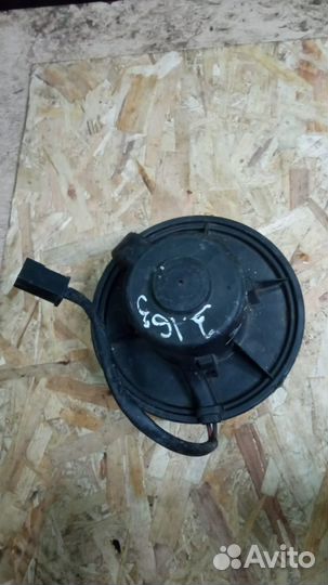 Вентилятор отопителя печки 893819021 Audi 80