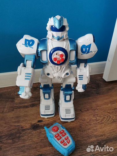 Робот на пульте