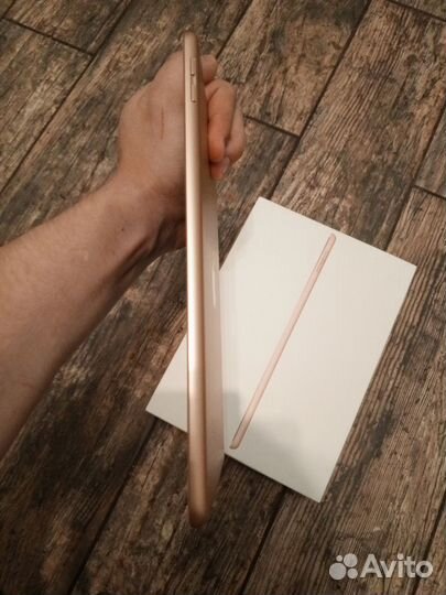 Планшет Apple iPad (2018) 32GB Wi-Fi Gold