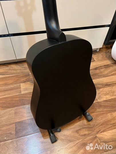 Черная классическая гитара