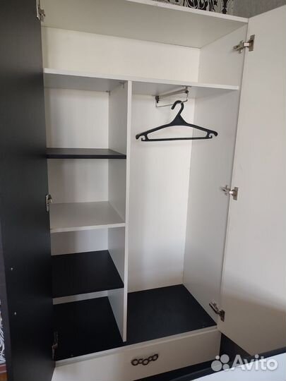 Шкаф белый распашной