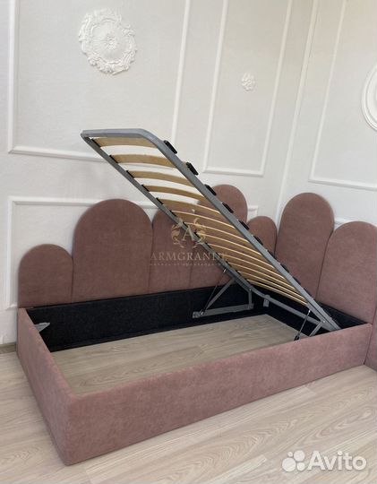 Двуспальная кровать с мягким изголовьем