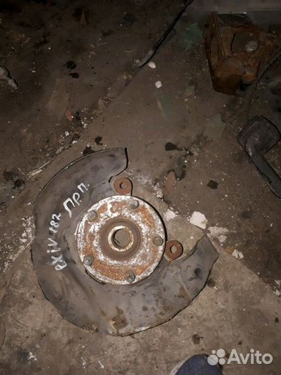 Поворотный кулак передний правый Corona exiv