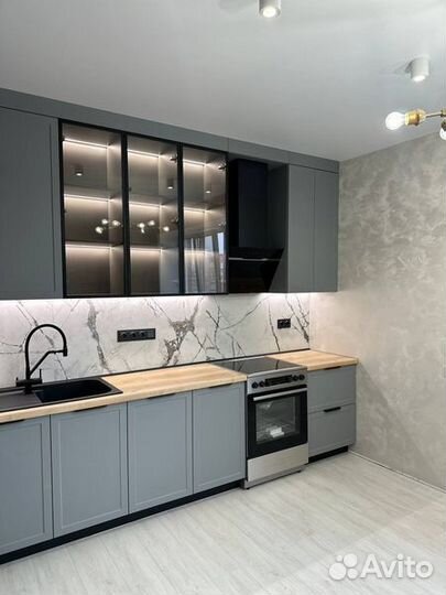 Кухня с витринами современная