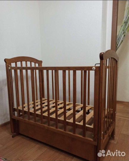 Детская кроватка с маятником