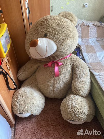 Огромный плюшевый медведь