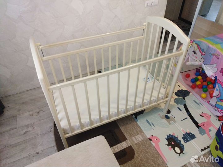 Детская кроватка с маятником