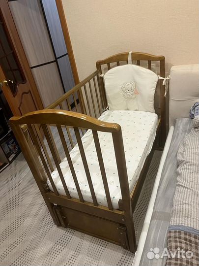 Детская кроватка с маятником и ящиком