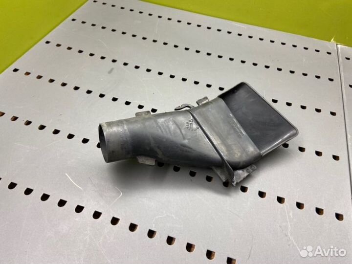 Заборник воздуха Mercedes-Benz S124 M102.982 1989