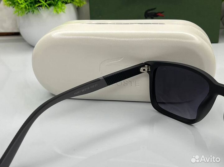 Солнцезащитные очки Lacoste