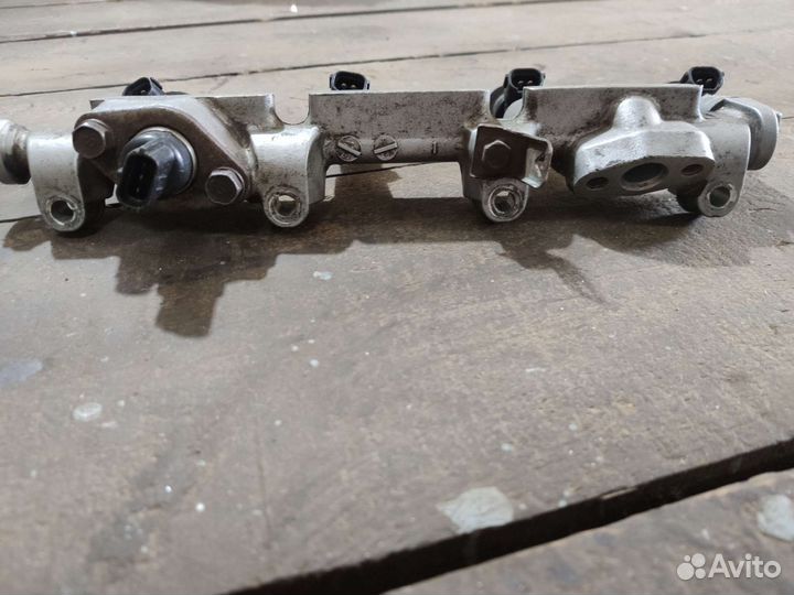 Топливная рампа с форсунками Carisma GDI 4G93