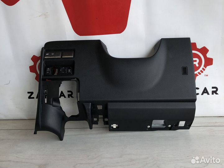 Nissan Patrol Y62 Накладка под рулевой колонкой