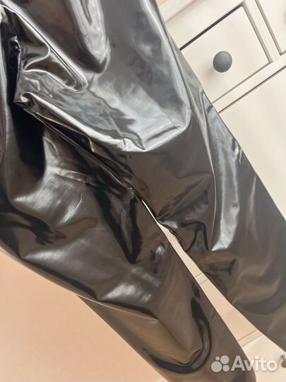 Лаковые брюки