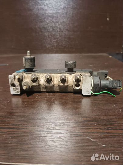 Блок клапанов управления подвеской Mercedes W220