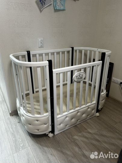 Детская кроватка с маятником и колесами