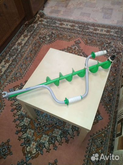 Ледобур, ботинки и рюкзак-стульчик