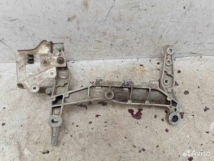 Кронштейн компрессора пневмоподвески 7L0616879