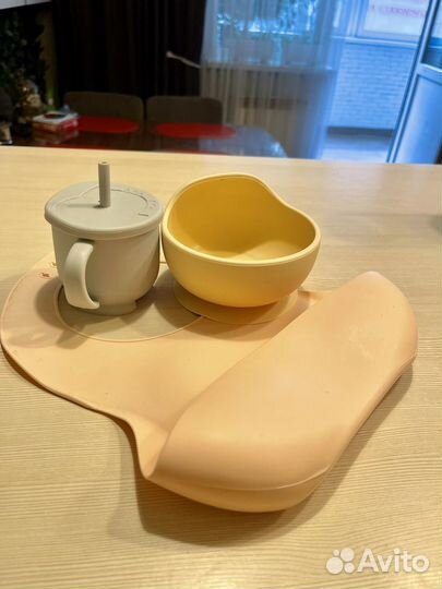 Слюнявчик, тарелочка на присоске, поильник