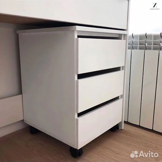 Туалетный столик визажиста с гримёрным зеркалом